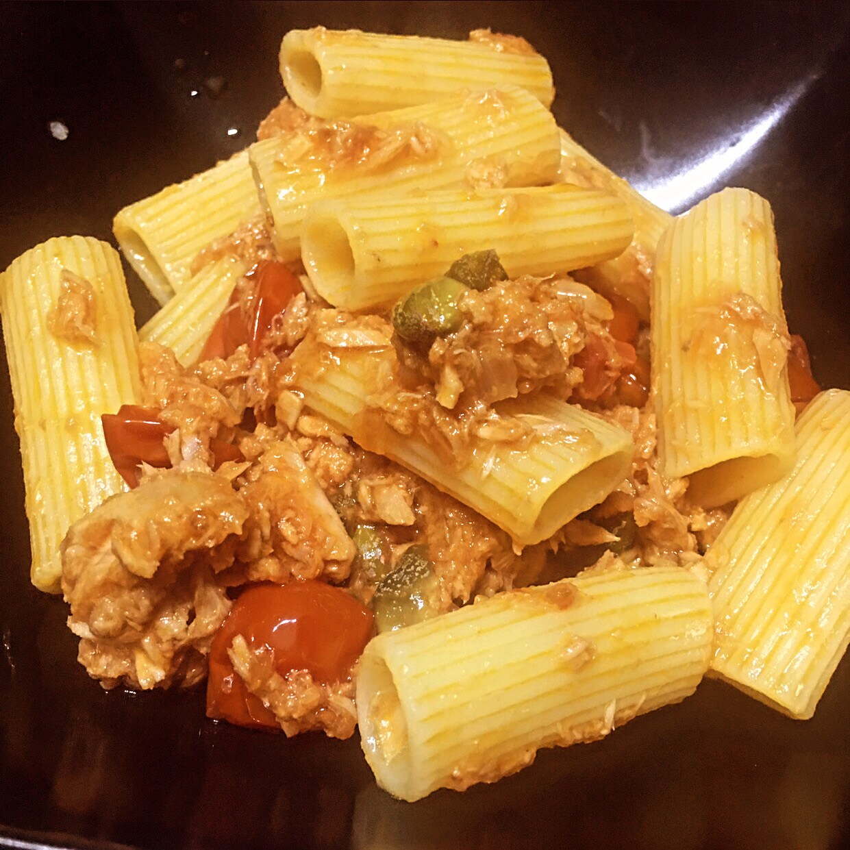 Rigatoni met tonijn kappertjes en kerstomaatjes
