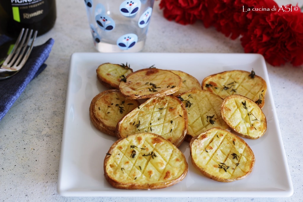 Gebakken aardappelschijfjes met knoflook en tijm