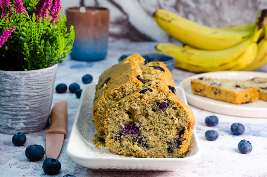 Bananenbrood met bosbessen, zonder boter, met weinig suiker, gezond en heerlijk!