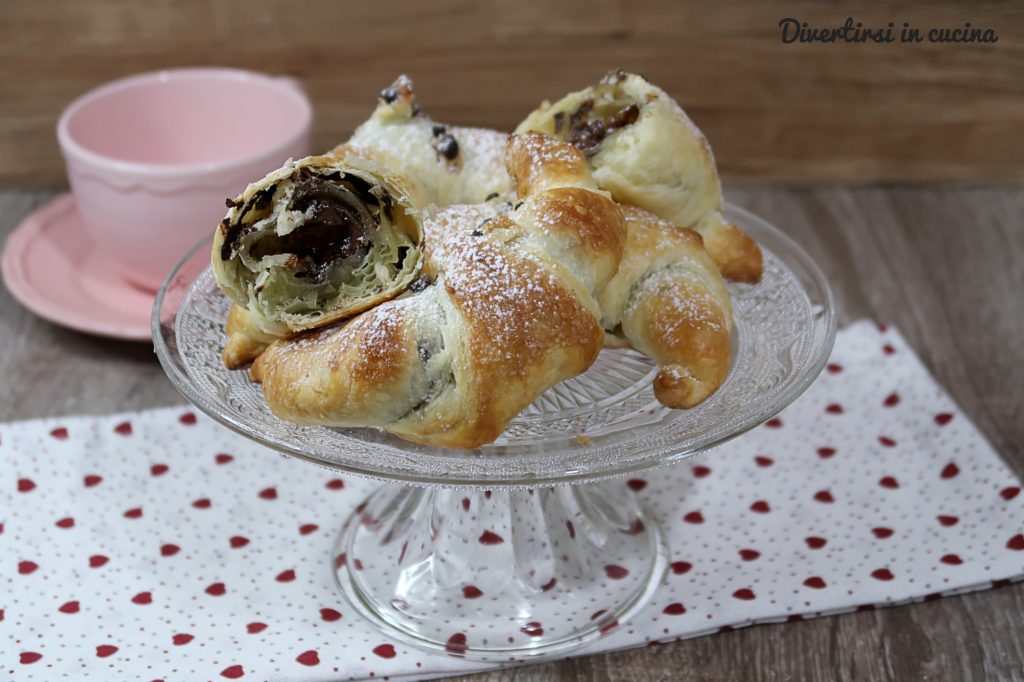 Bladerdeegcroissants met Nutella en chocoladedruppels