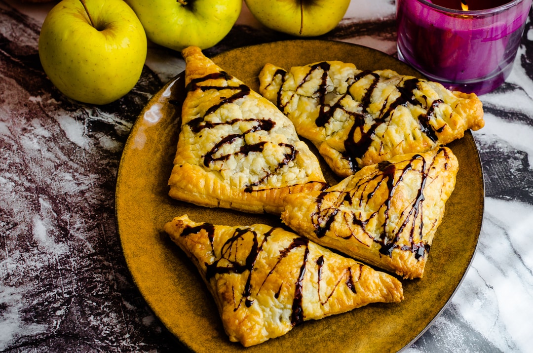 Bladerdeegdriehoeken met appels en chocolade