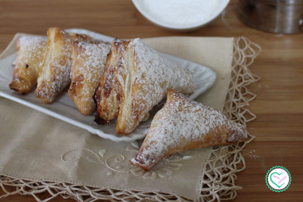 Bladerdeeggebakjes met jam