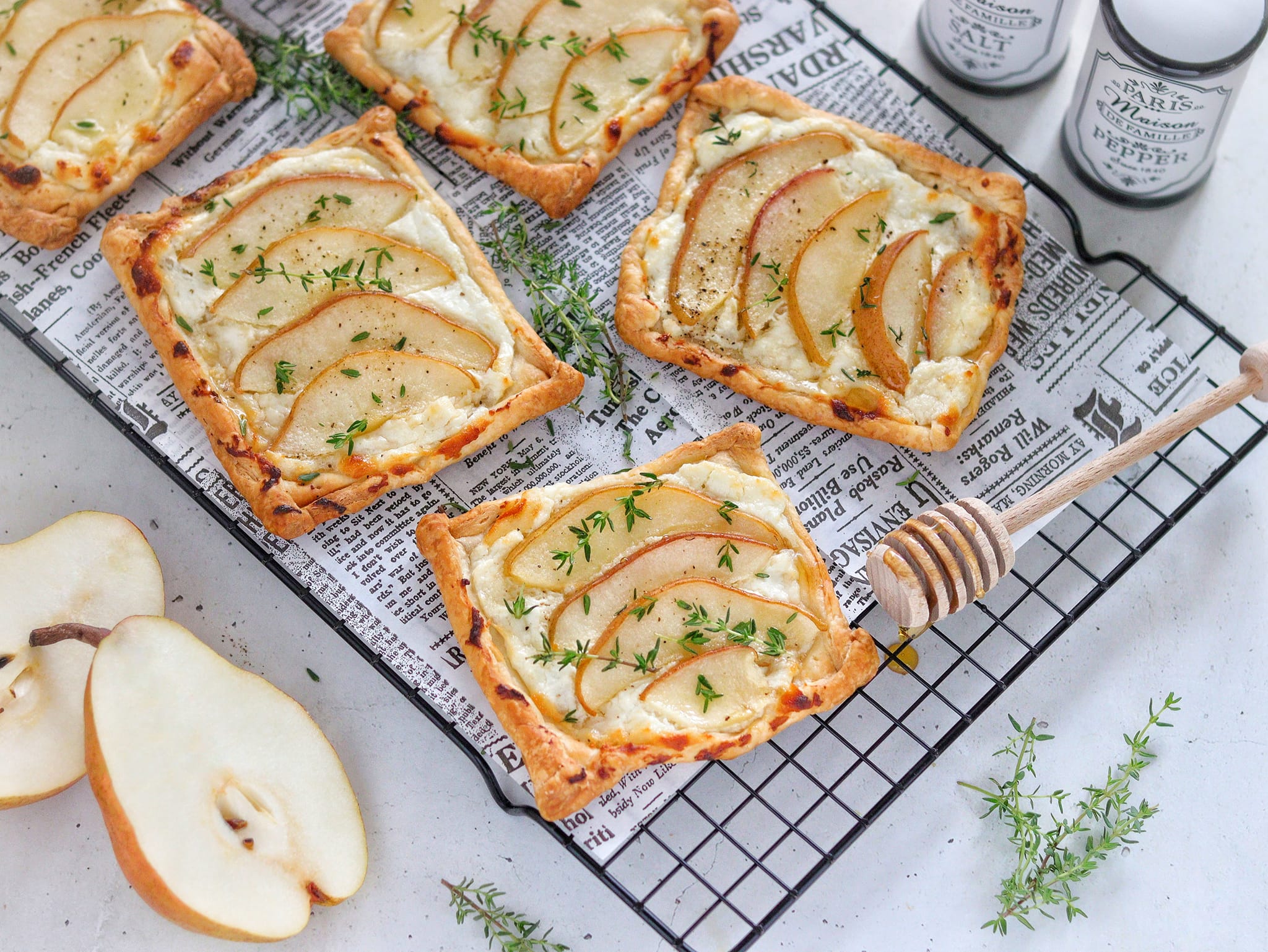 Bladerdeeggebakjes met peren en geitenkaas