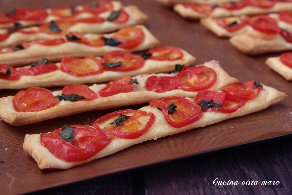 Bladerdeeghapjes met cherrytomaten