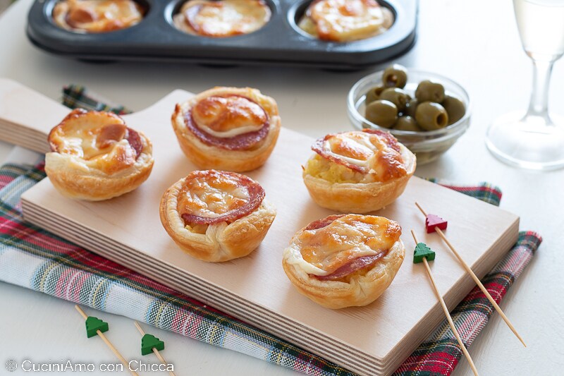 Bladerdeegmandjes met aardappelen en salami