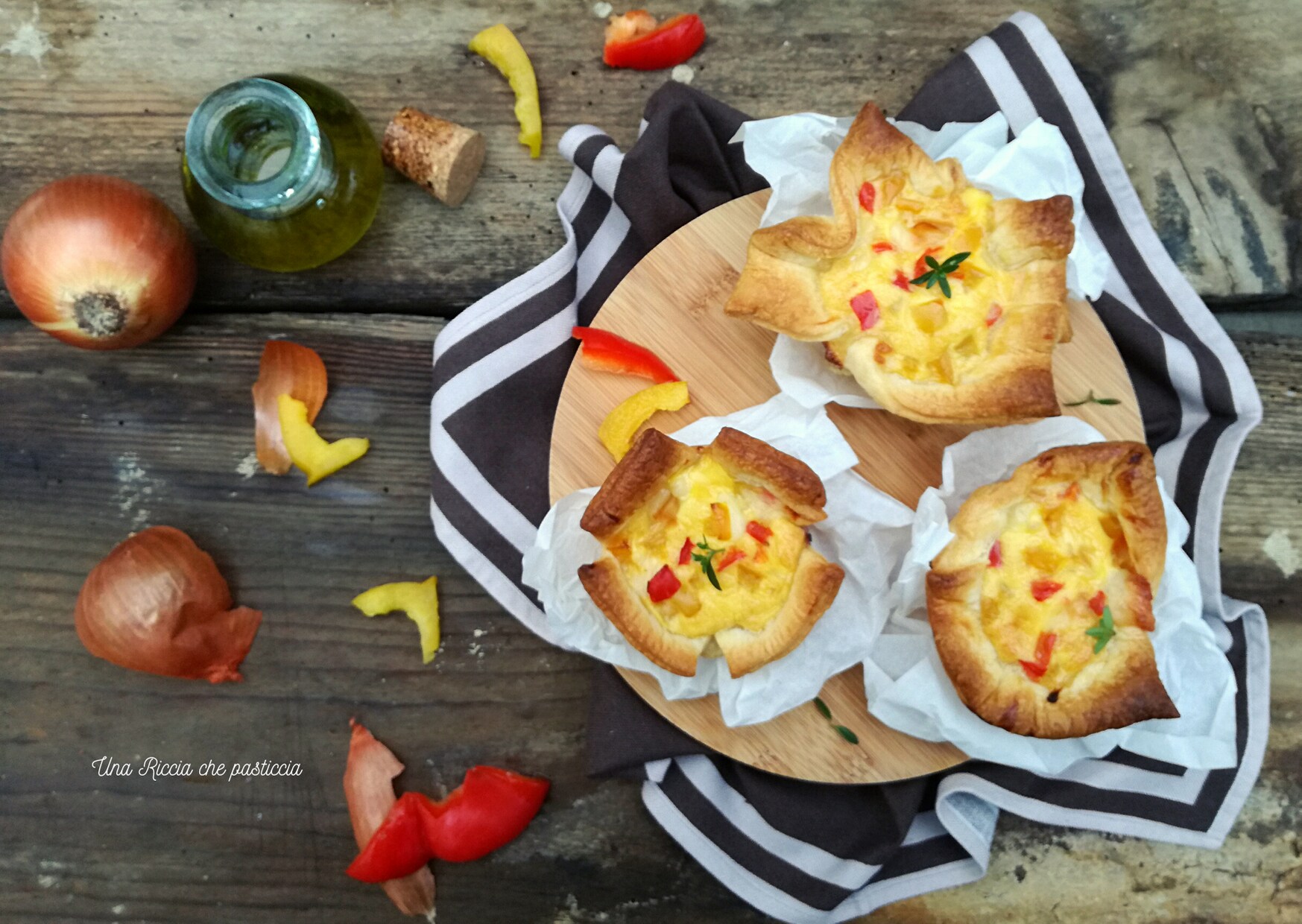 Bladerdeegmandjes met paprika en provola