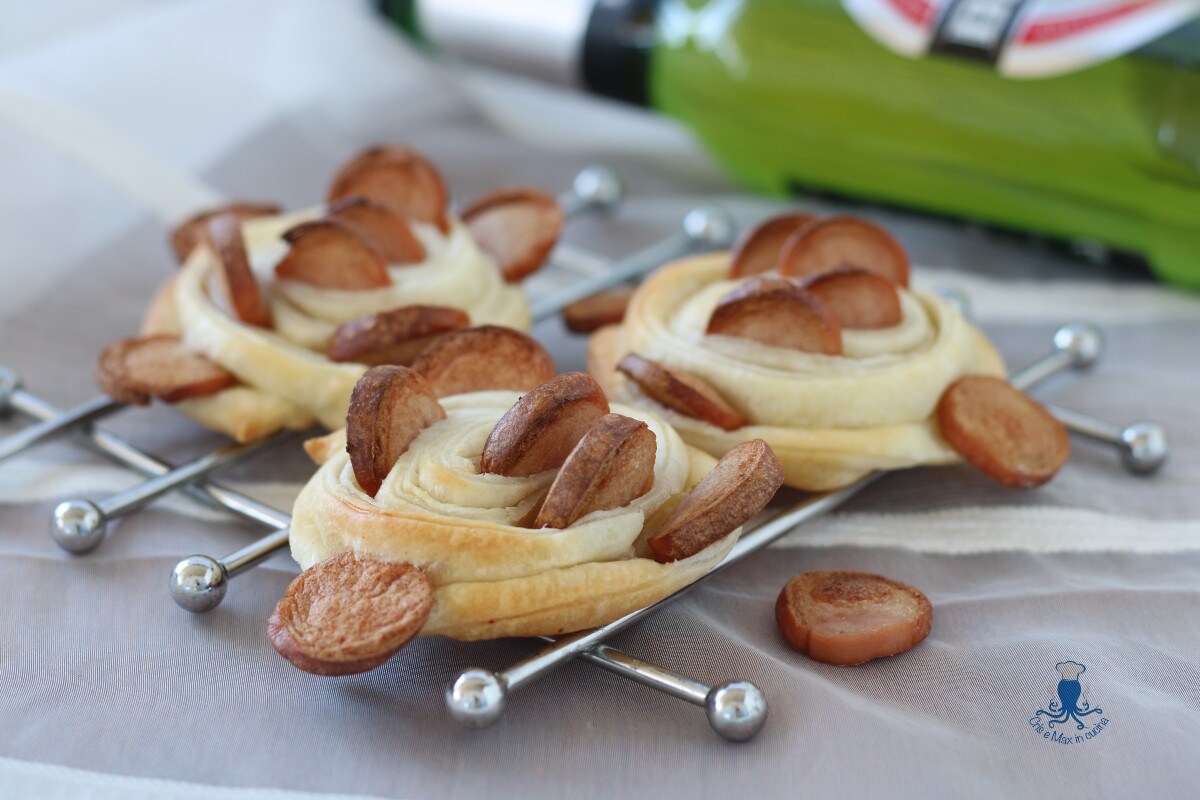 Bladerdeegrozen met worstjes, eenvoudig en snel fingerfood recept.