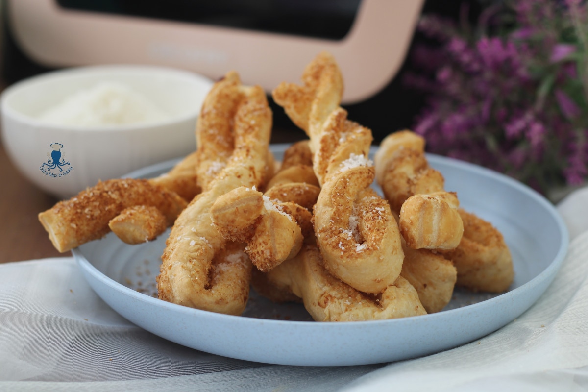 Bladerdeegstengels met kokos in de airfryer