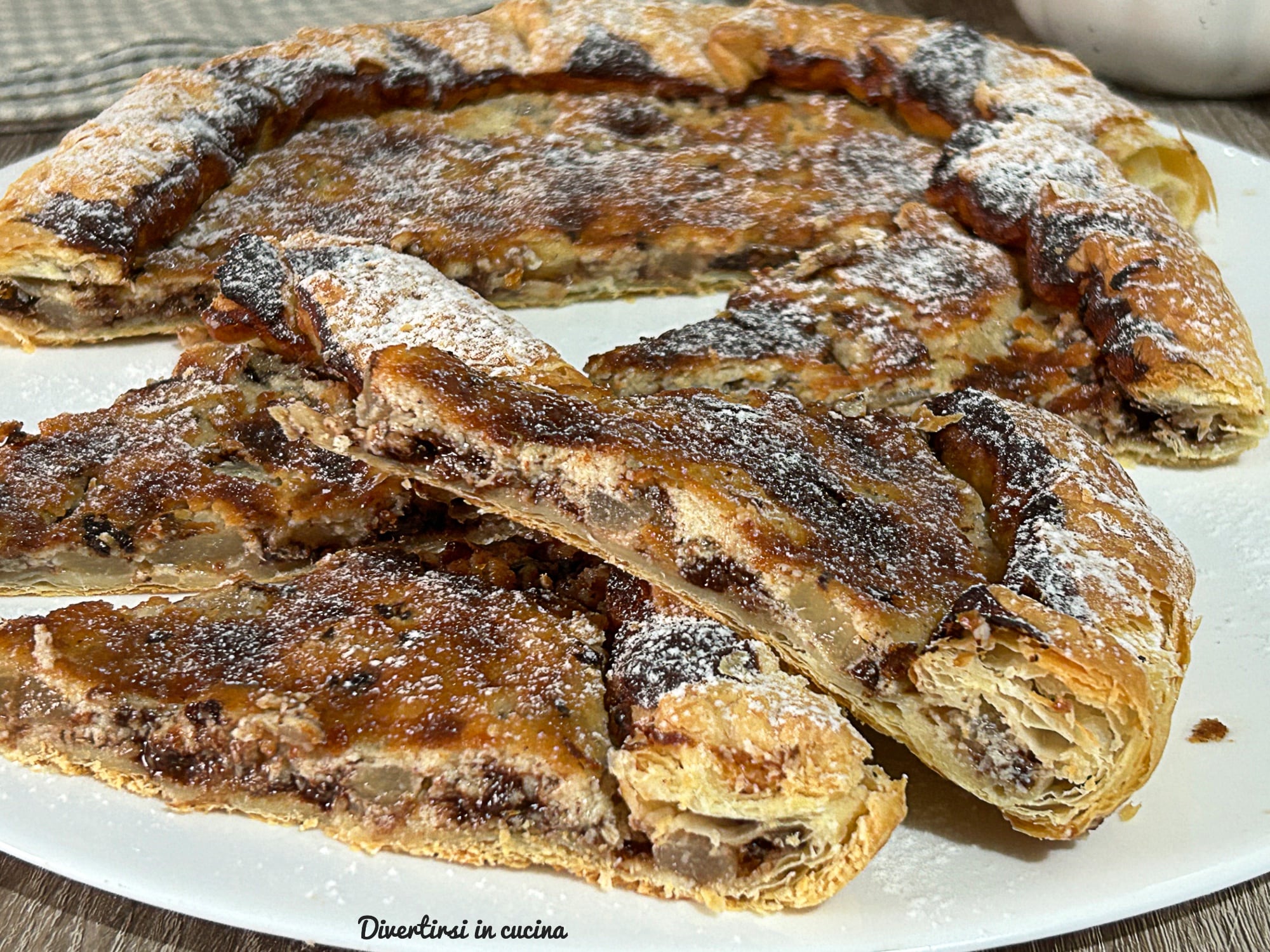 Bladerdeegtaart met mascarpone, peren en chocolade