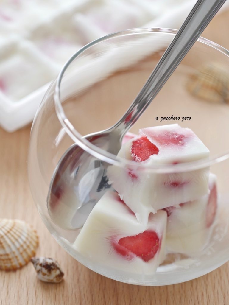 Blokjes van yoghurtijs en aardbeien zonder suiker