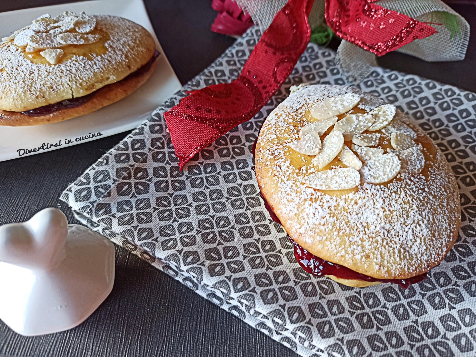 Jam en amandel koekjes