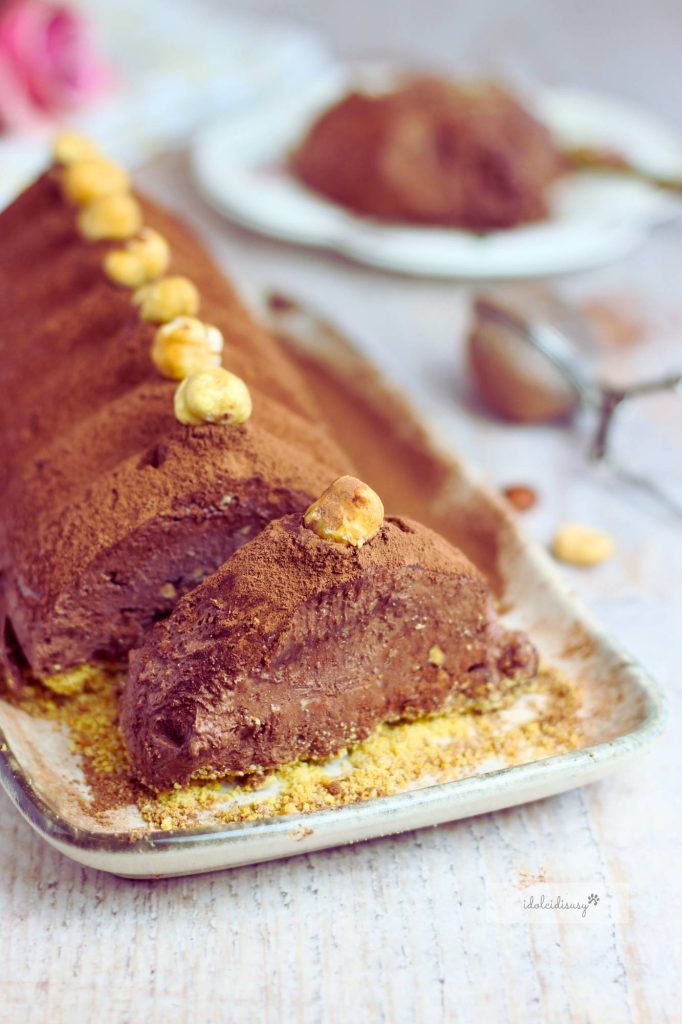 Chocolade en hazelnoot semifreddo versierd met cacao en hele hazelnoten