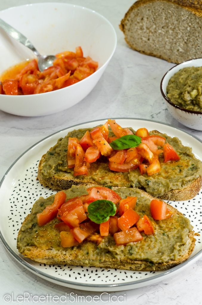 Bruschette met auberginecrème en tomaten