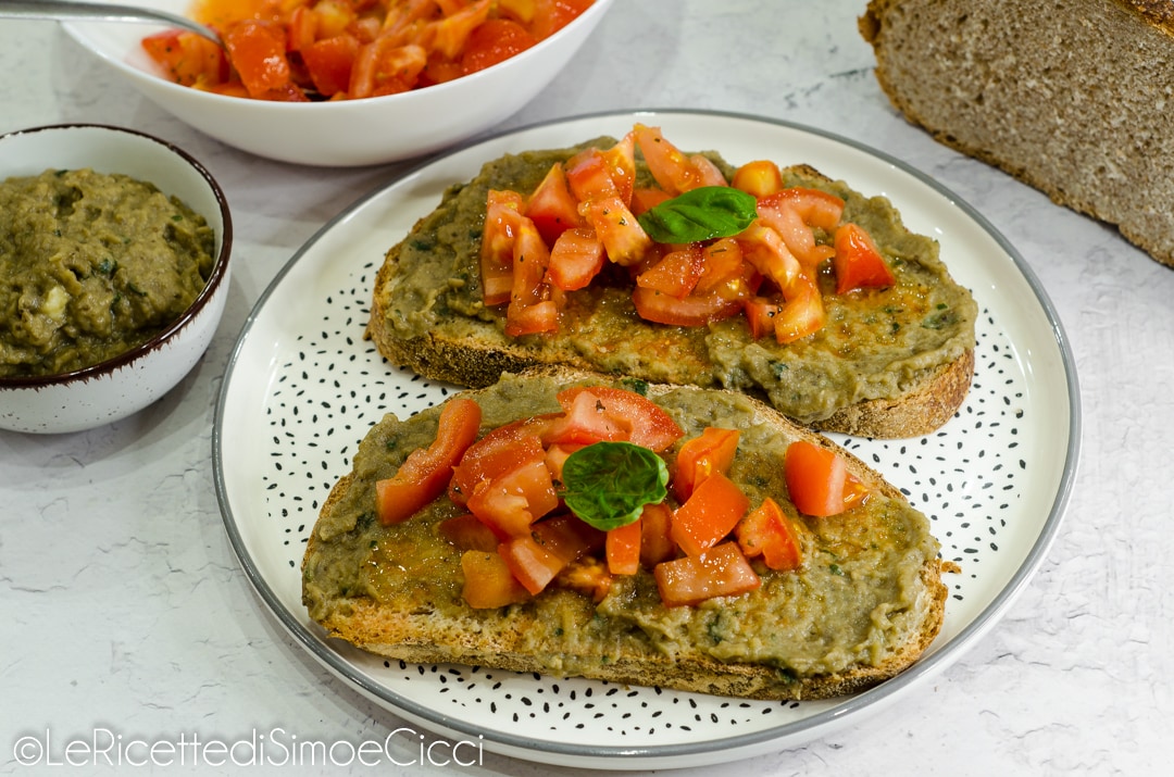 Bruschette met auberginecrème en verse tomaten: snel zomers recept