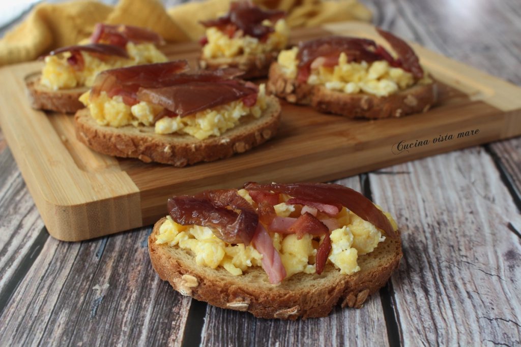 Bruschette met eieren en ui Keuken uitzicht op zee
