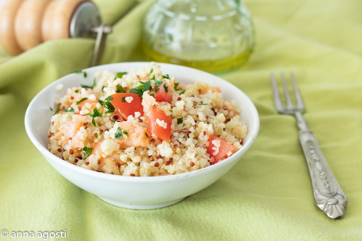 Bulgur en quinoa met gerookte zalm salade