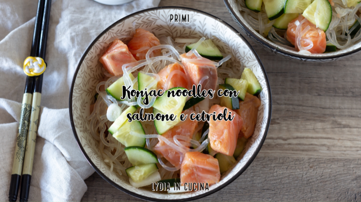 Shirataki van konjac met zalm en komkommers
