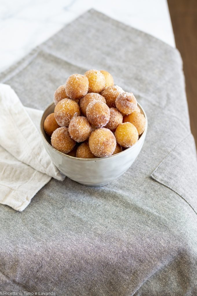 castagnole met ricotta