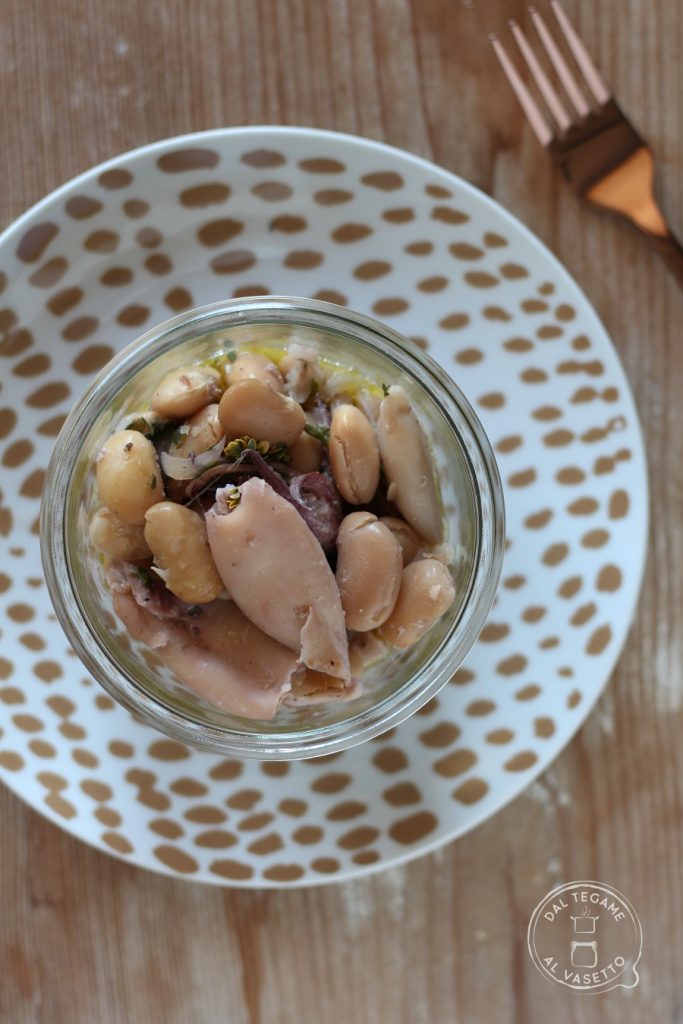 hele calamari met witte bonen in een pot gekookt in de magnetronpotkoken