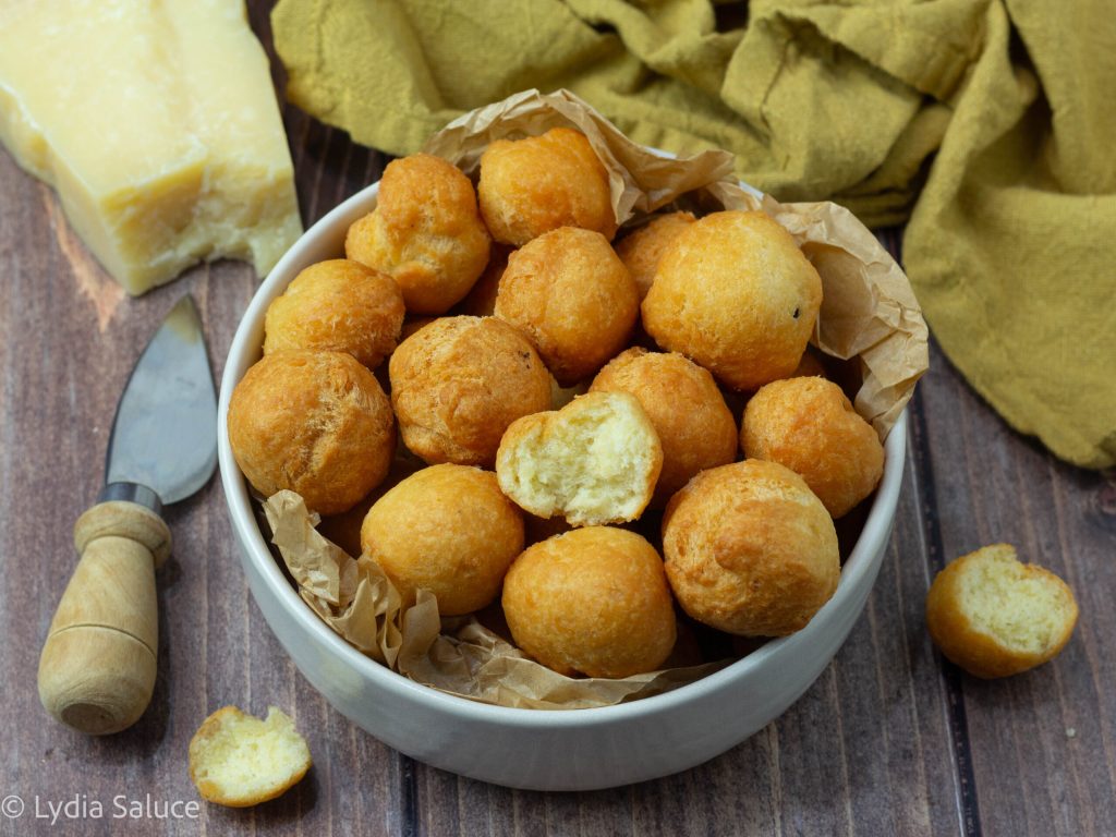 Hartige castagnole met Parmezaanse kaas