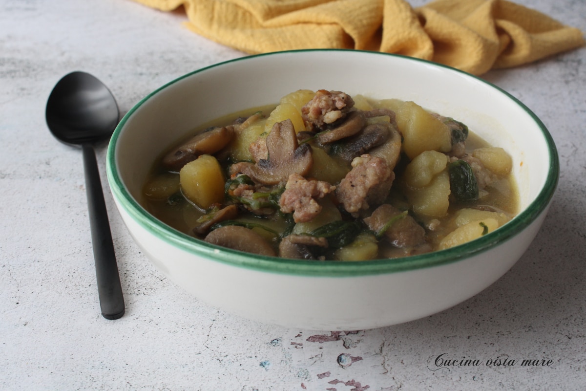 Champignon, aardappel en worstsoep