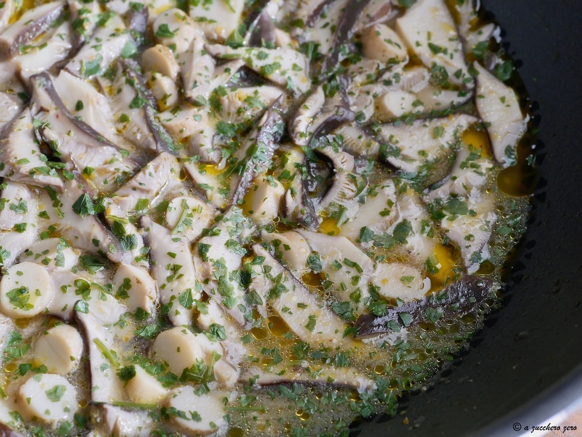 Lichte champignons in de pan als basis voor recepten en bijgerecht