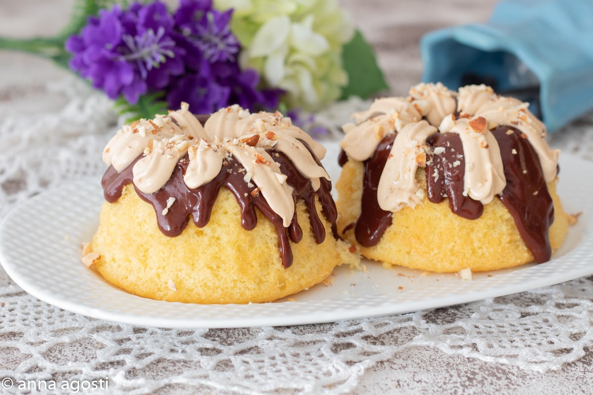 Chocolade en geklopte karamel donuts