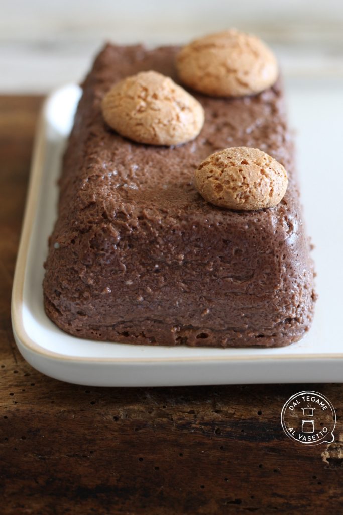 Chocoladepudding met amaretti gekookt in de multicooker - elektrische snelkookpan