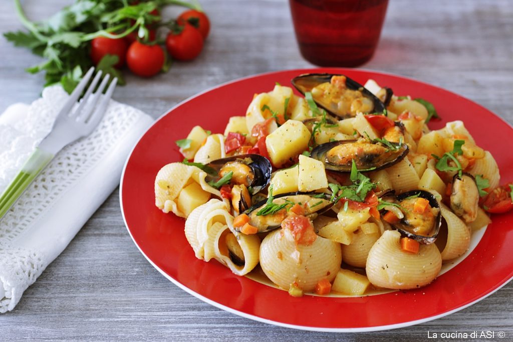 Conchiglioni mosselen aardappelen en tomaten