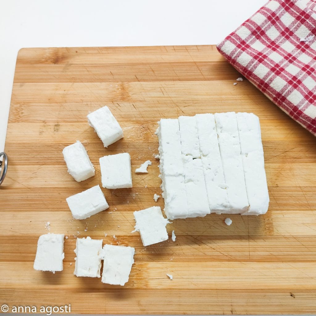 Courgette- en feta-spiesjes in de pan