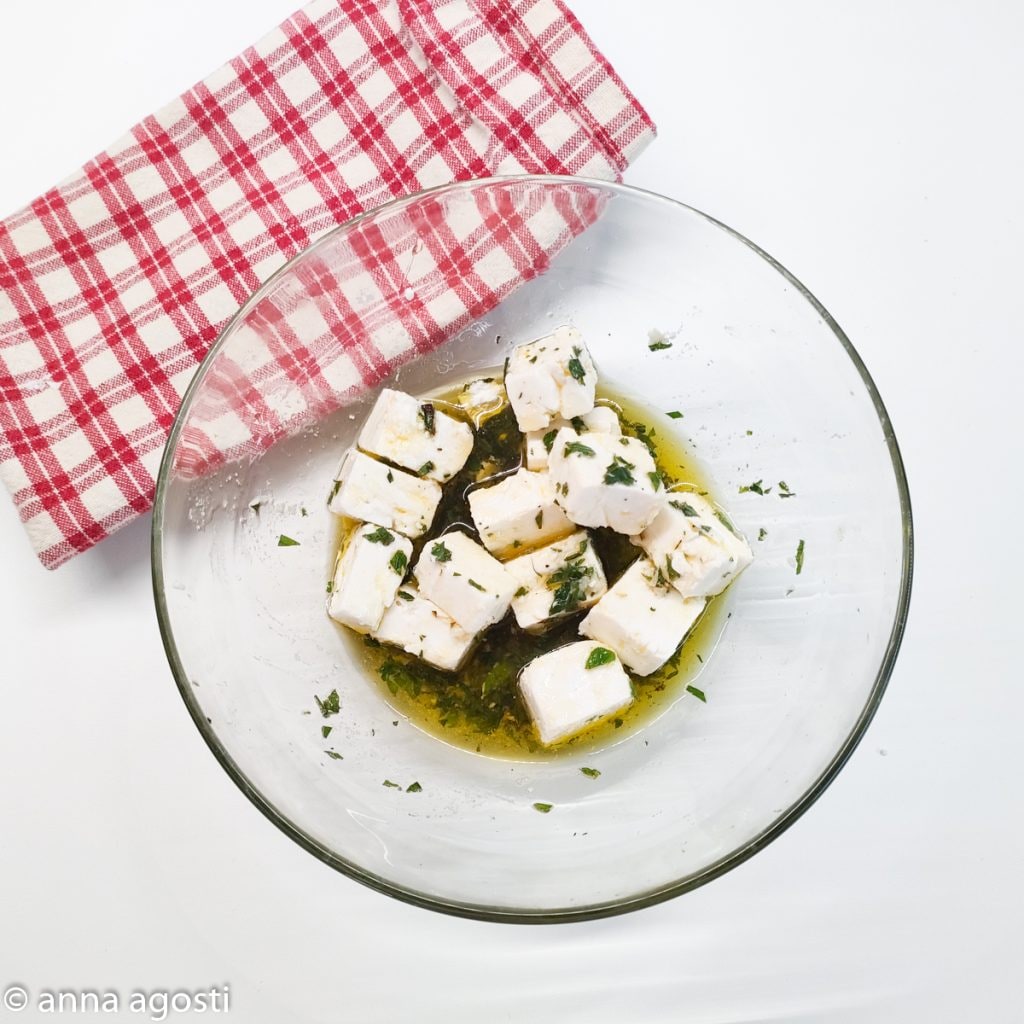 Courgette- en feta-spiesjes in de pan