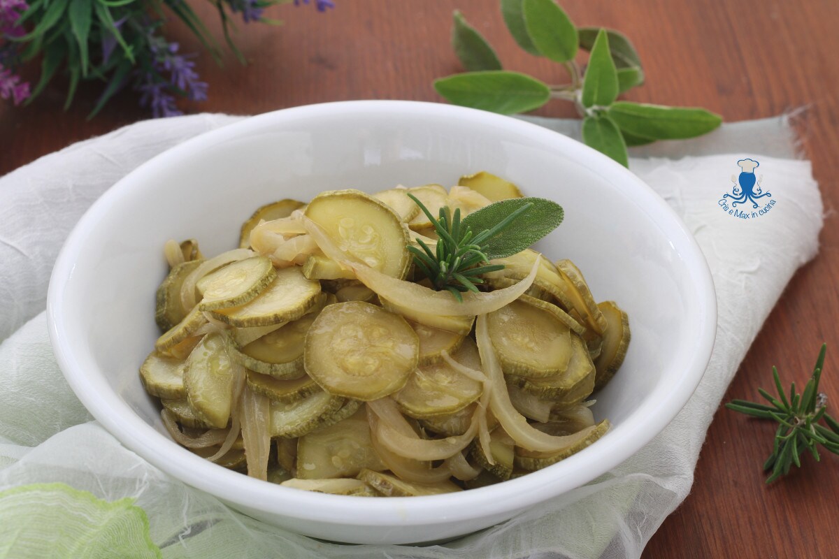 Courgettes in azijn in de pan