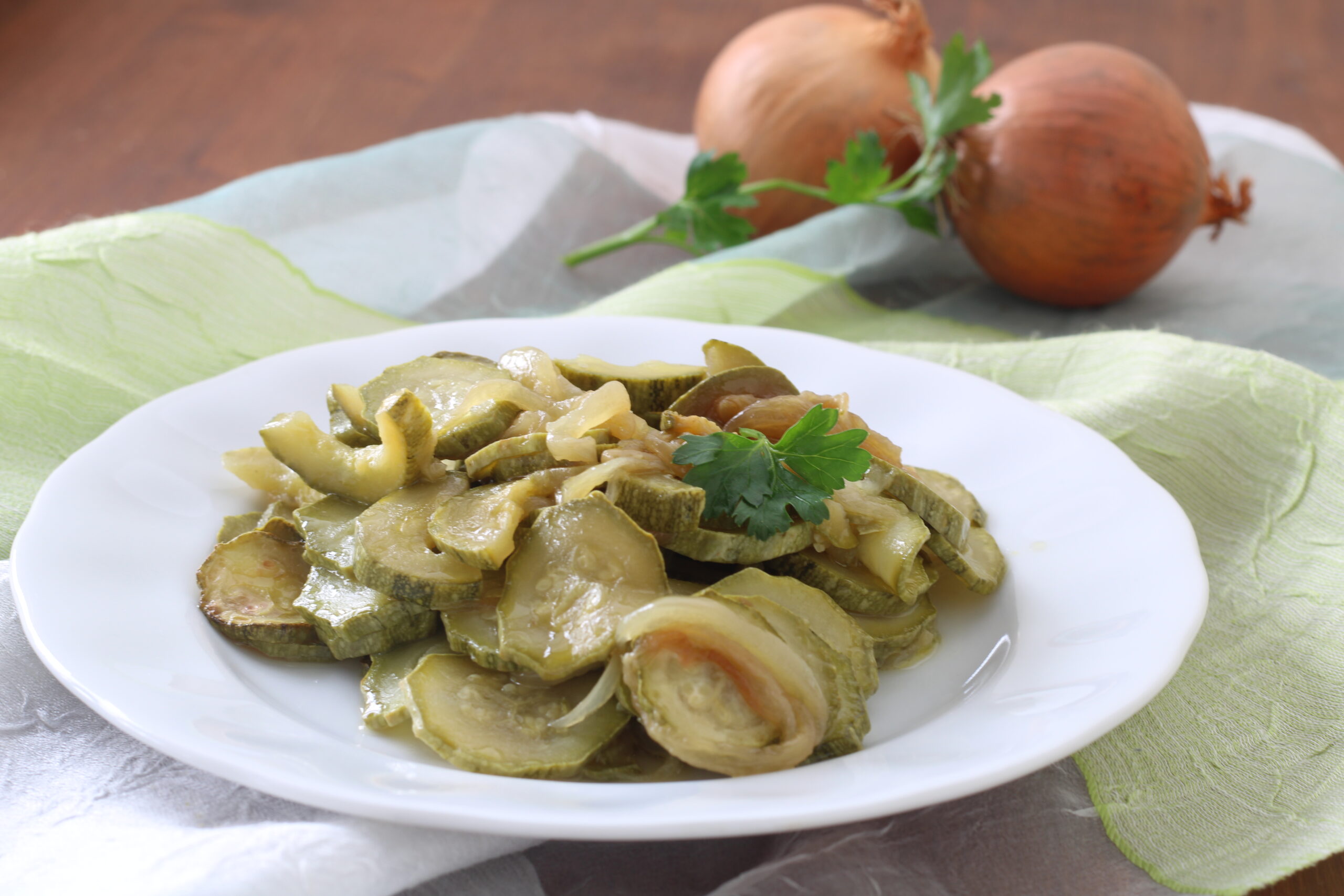 Courgettes met uien in de pan