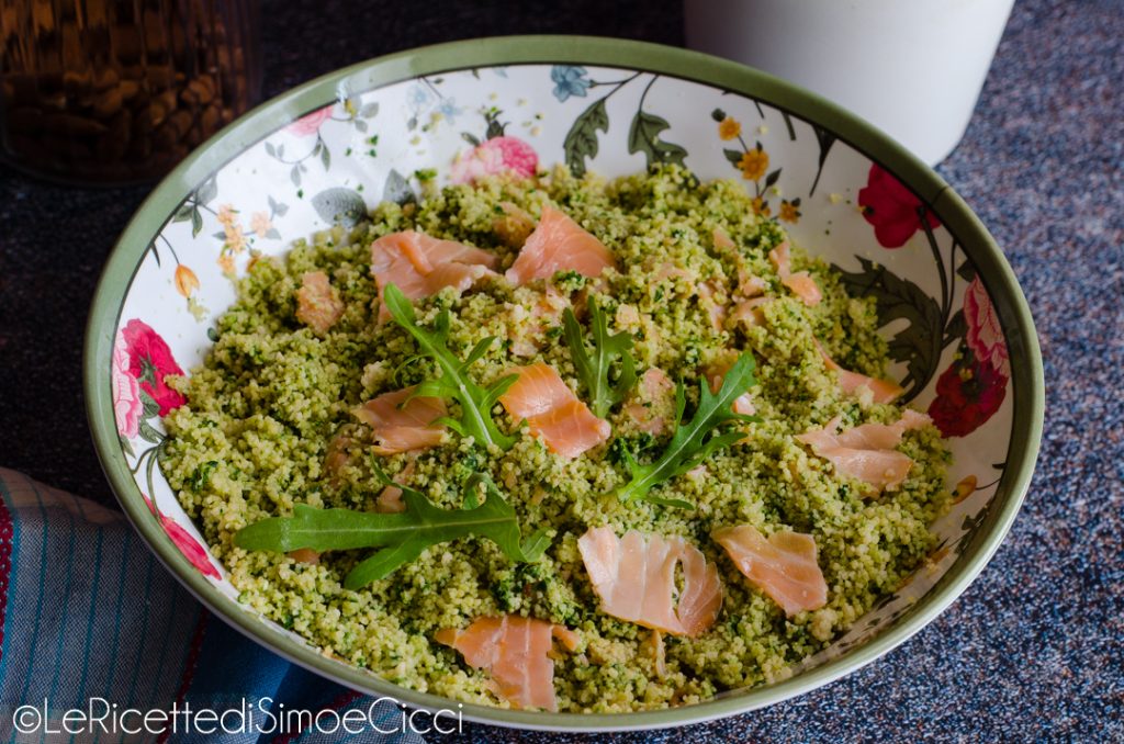 Koude couscous met zalm en rucolapesto