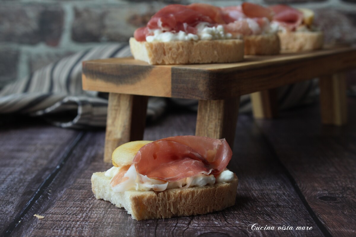 Crostini cottage cheese peren en rauwe ham