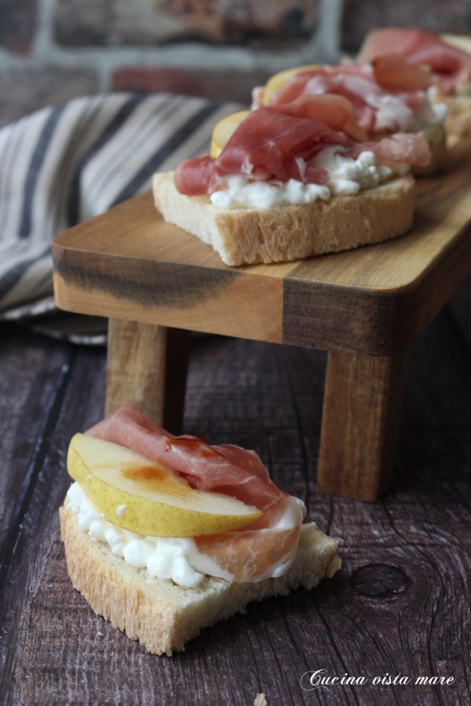 Crostini cottage cheese peren en rauwe ham Cucina vista mare