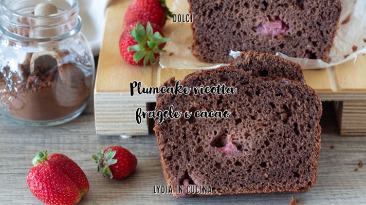 Plumcake met ricotta, aardbeien en cacao