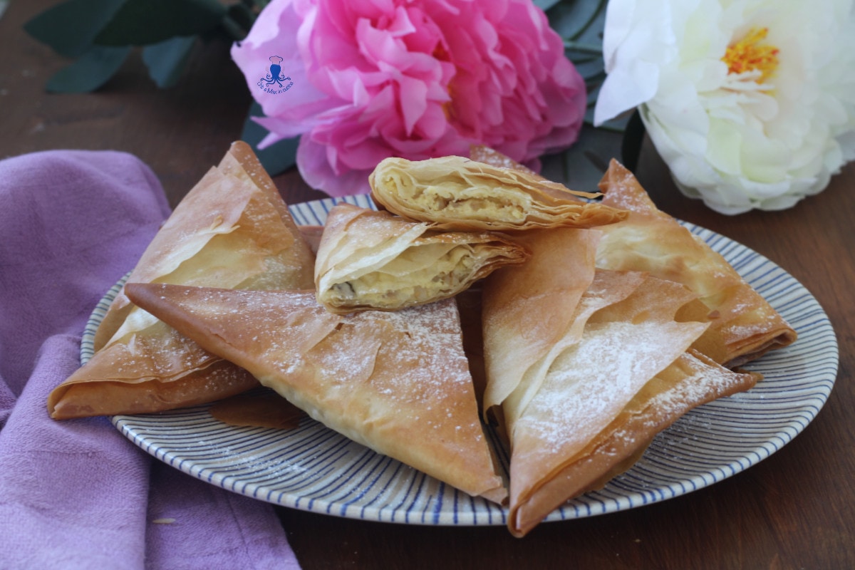 Driehoeken van filodeeg gevuld met pastieraroom, gebakken of in heteluchtfriteuse