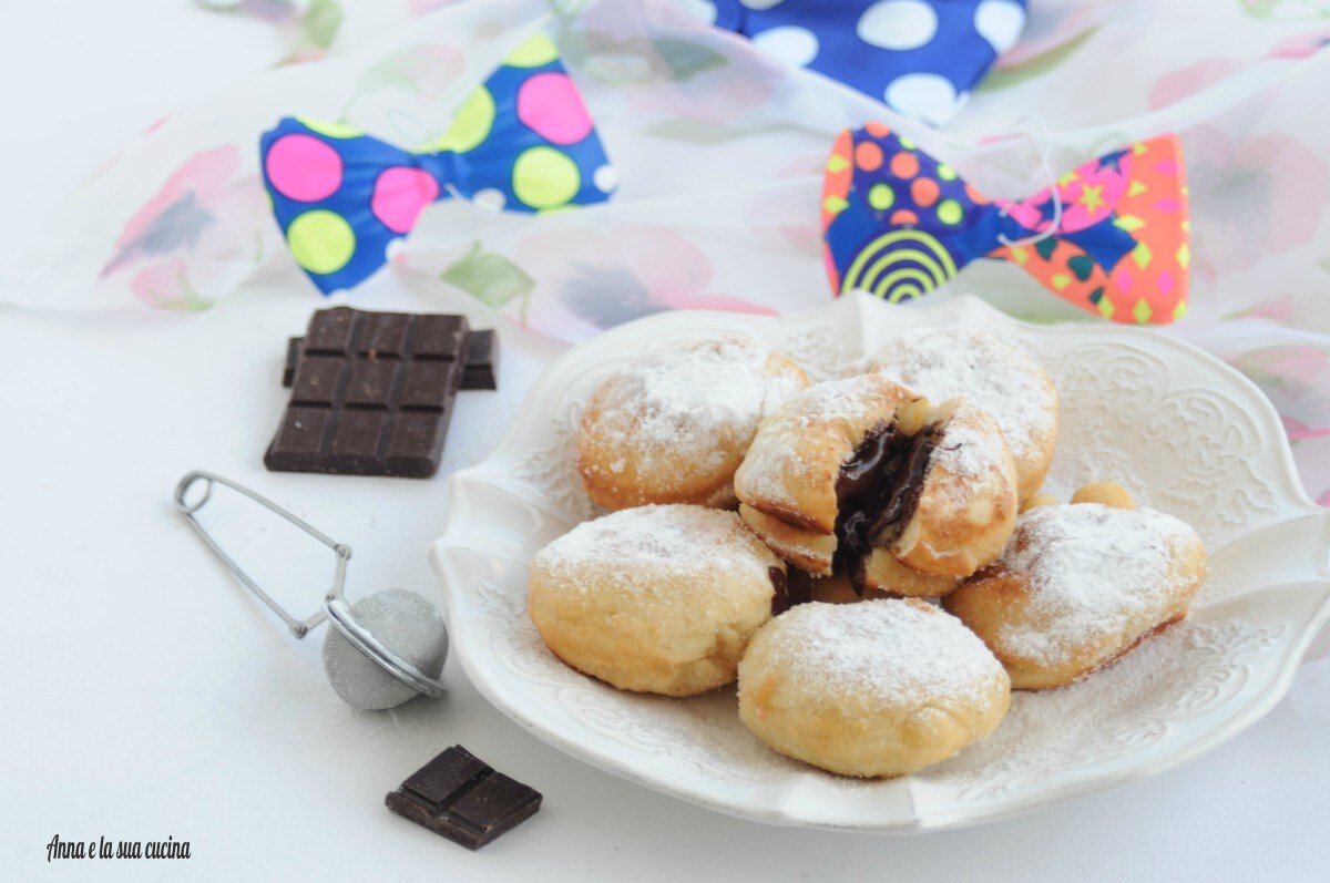 Gefrituurde bollen gevuld met chocolade