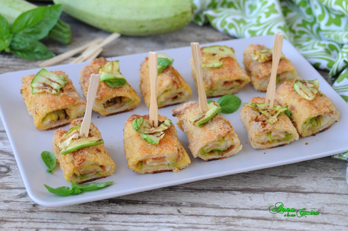 Opgerolde sandwichbrood met courgette en kaas