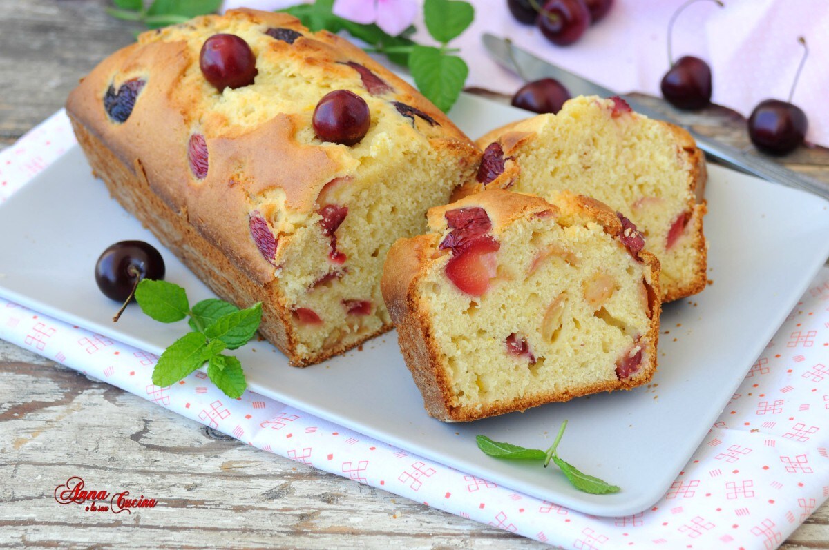 Zachte pruimcake met kersen en yoghurt