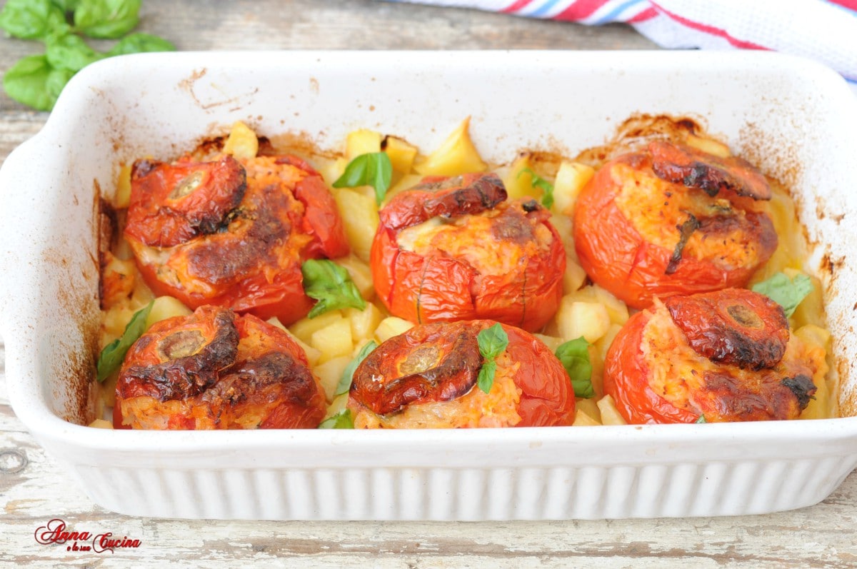 Met rijs gevulde tomaten uit de tuin