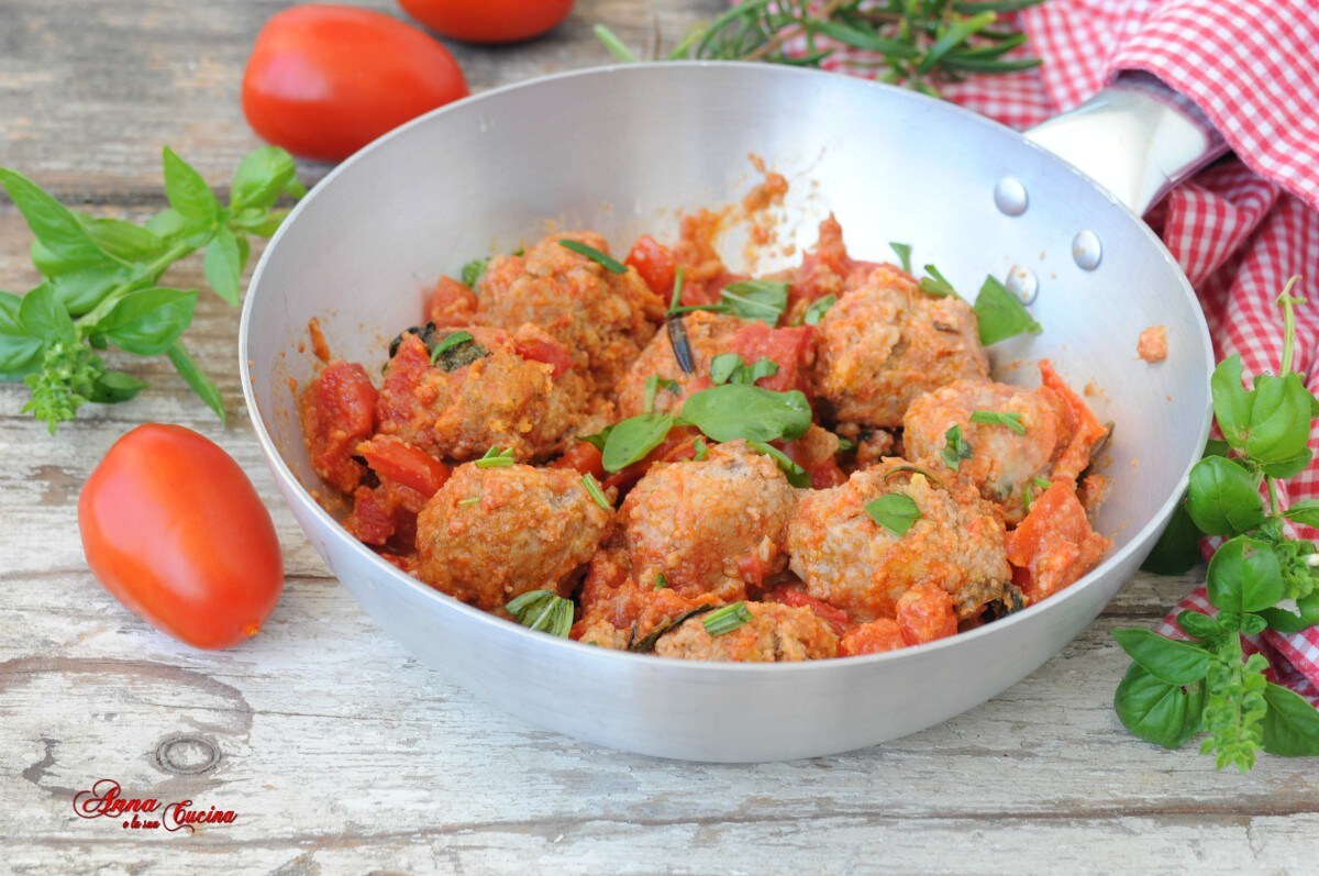 Gehaktballen in verse tomatensaus