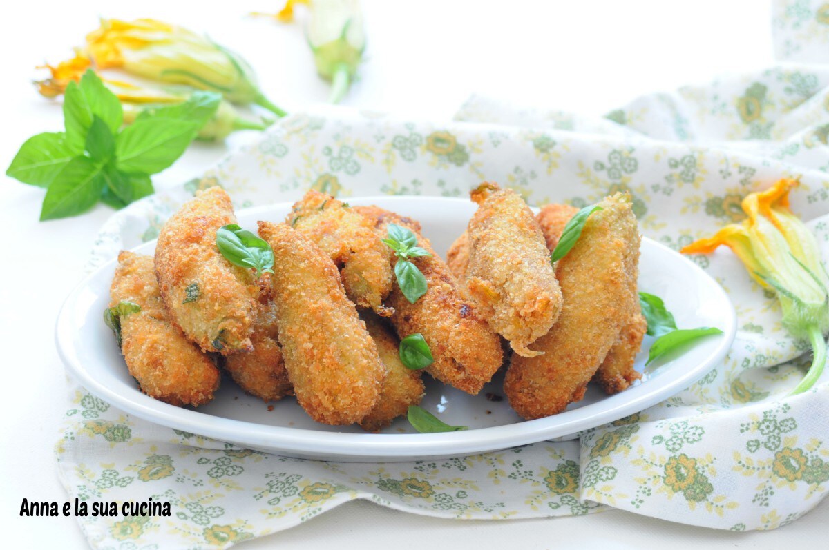 Gevulde en gepaneerde courgettebloemen