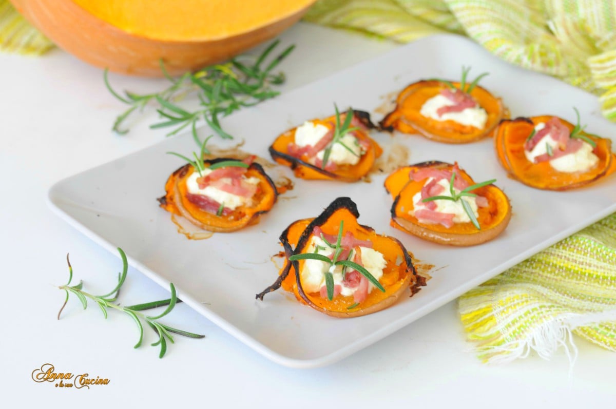 Pompoenplakjes gerold met kaas en spek