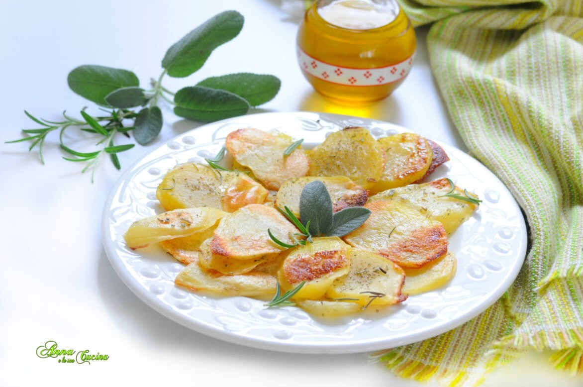 Krokante gesneden aardappelen uit de oven