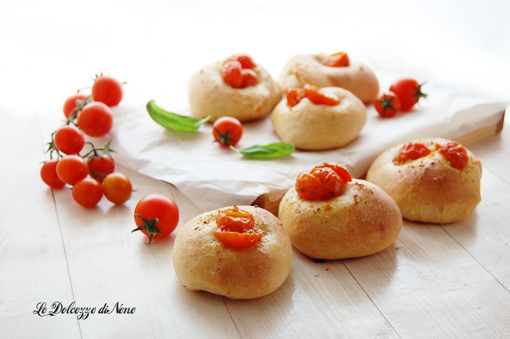 MELKBROODJES MET KERSENTOMATEN