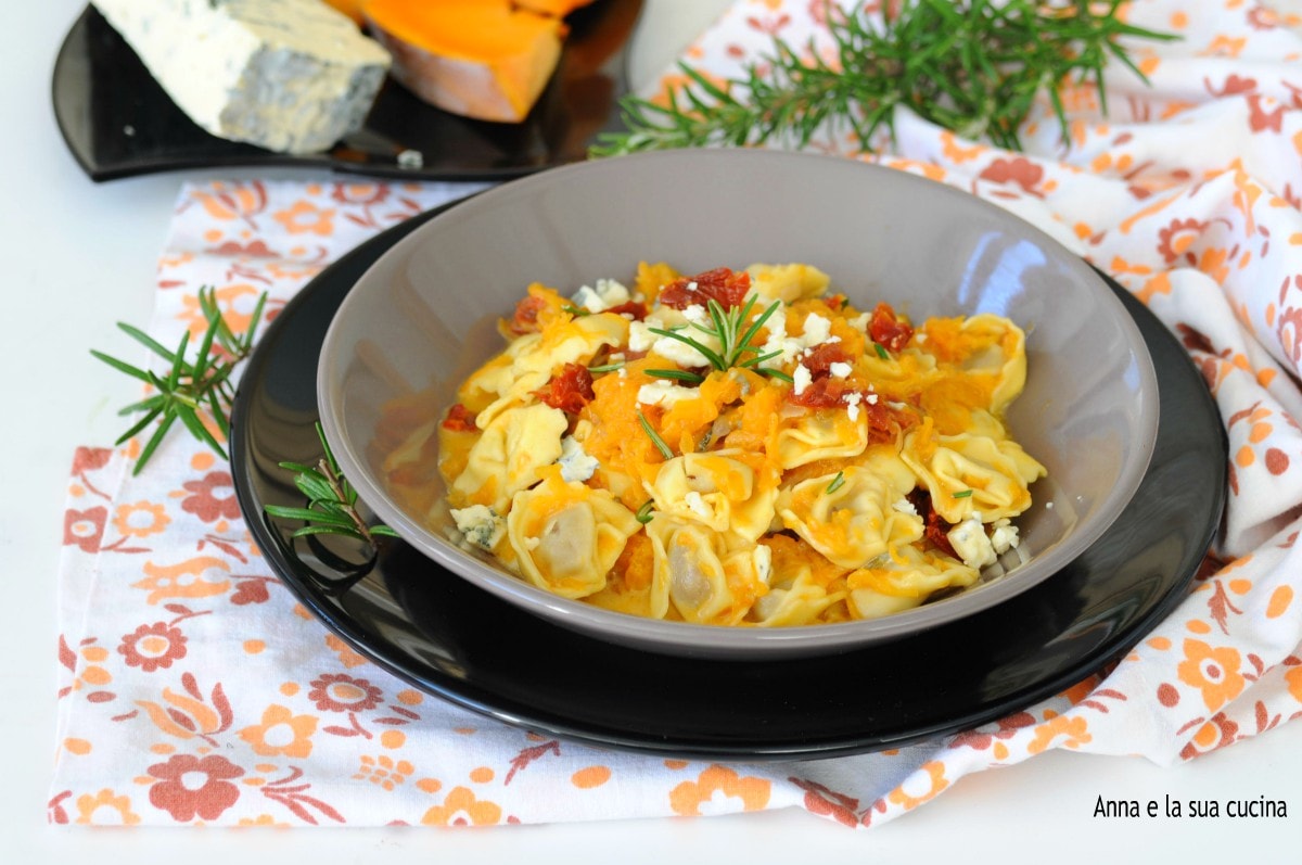 Tortellini met pompoen, gorgonzola en zongedroogde tomaten