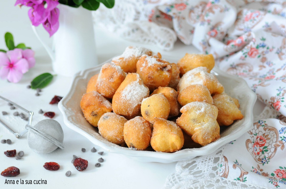 Appelbeignets met gedroogd fruit en chocolade