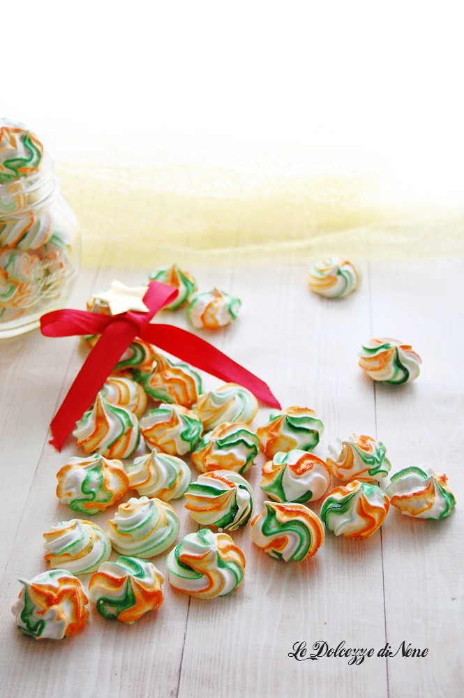 gekleurde gemarmerde meringues